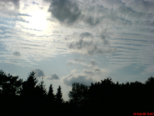 Chemtrails am Himmel, mit Wellenmustern durch H.A.A.R.P.