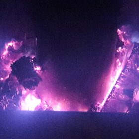 Die Ofenkohledose von Soehlmetall im Einsatz im Kachelofen: drum herum werden Feuerholz und Kohlebriketts gestapelt und verbrannt.